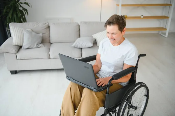 Positive Ältere Frau Rollstuhl Arbeitet Laptop Freiberuflich Online — Stockfoto