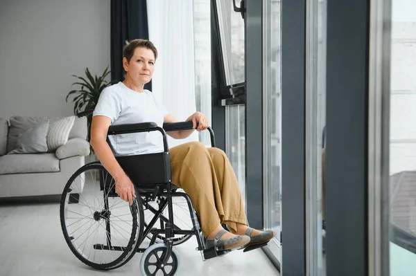 坐在轮椅上的高级女人 — 图库照片
