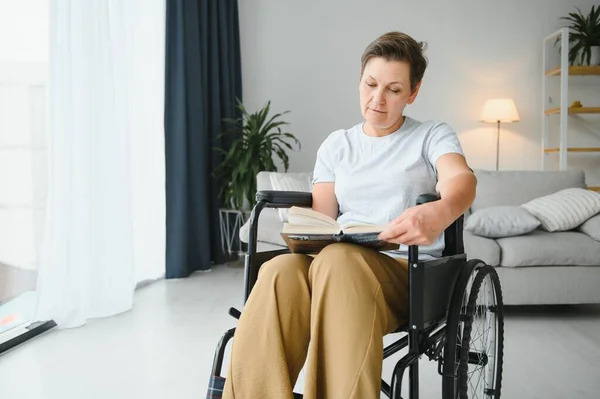 車椅子に座っている中年の女性 — ストック写真