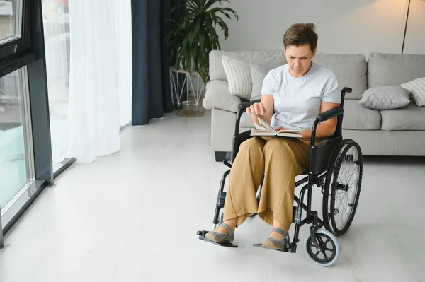 Femme Âge Moyen Assis Sur Fauteuil Roulant — Photo