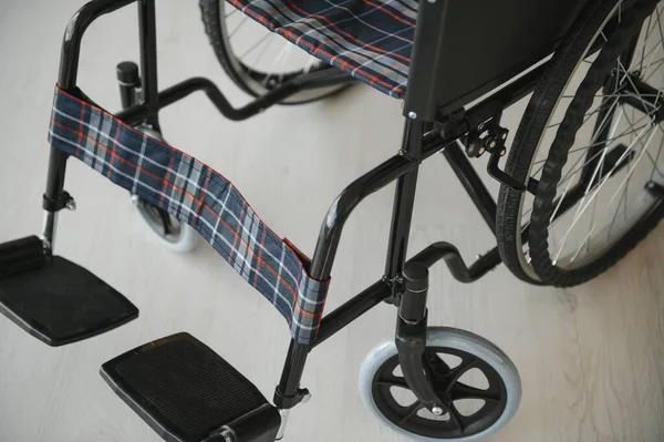 Leerer Rollstuhl Wohnzimmer Einsames Und Medizinisches Konzept — Stockfoto