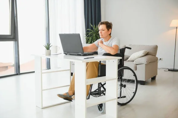Mulher Idosa Positiva Cadeira Rodas Trabalhando Laptop Freelancer Online — Fotografia de Stock