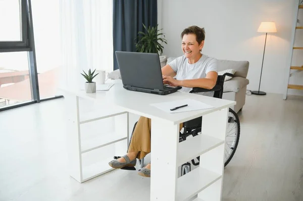 Freelancer Rolstoel Met Laptop Buurt Van Notebook Papieren Tafel — Stockfoto