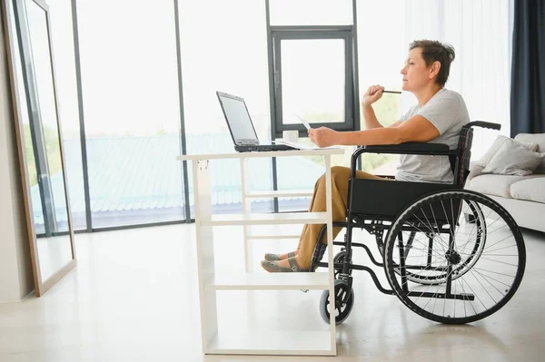 Mulher Idosa Positiva Cadeira Rodas Trabalhando Laptop Freelancer Online — Fotografia de Stock