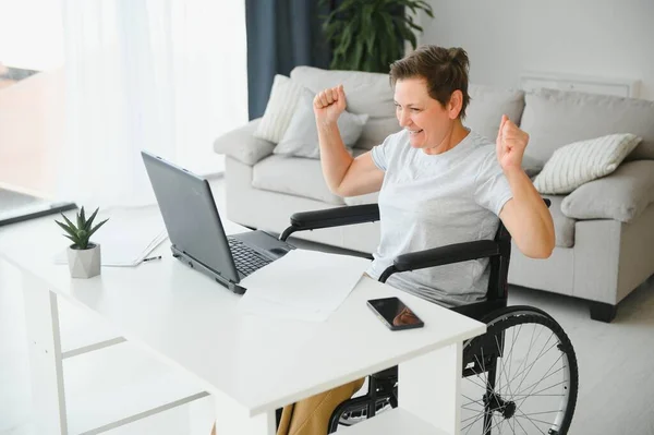 Положительная Пожилая Женщина Инвалидной Коляске Работает Ноутбуке Фрилансер Интернете — стоковое фото