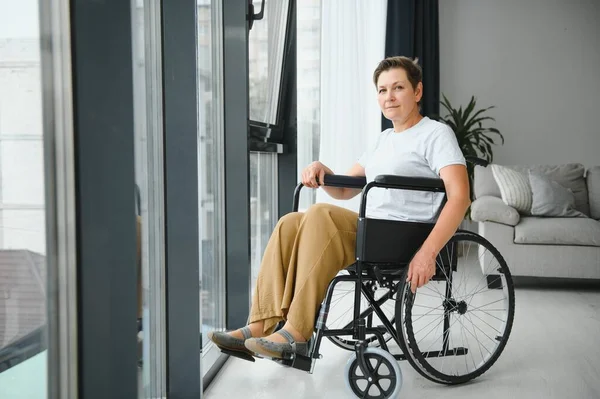 Mulher Meia Idade Sentada Cadeira Rodas — Fotografia de Stock