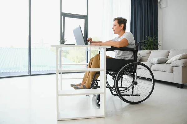Positive Ältere Frau Rollstuhl Arbeitet Laptop Freiberuflich Online — Stockfoto