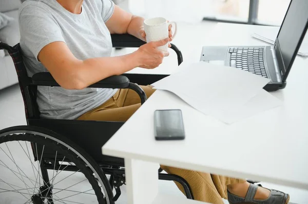 Mujer Mediana Edad Usando Portátil Sentado Silla Ruedas Casa — Foto de Stock