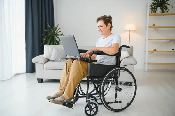 Grauhaarige Frau Mittleren Alters Mit Videoanruf Sitzt Rollstuhl Hause — Stockfoto