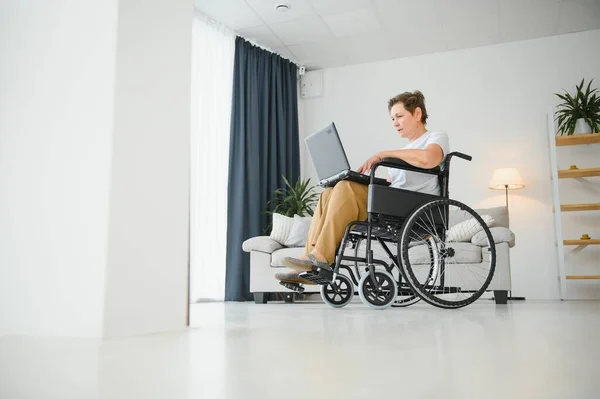 Grauhaarige Frau Mittleren Alters Mit Videoanruf Sitzt Rollstuhl Hause — Stockfoto