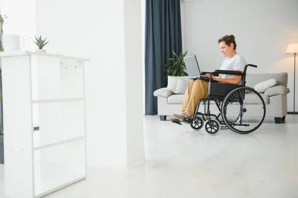 Седовласая Женщина Инвалид Среднего Возраста Сидящая Дома Инвалидной Коляске Видеосвязи — стоковое фото