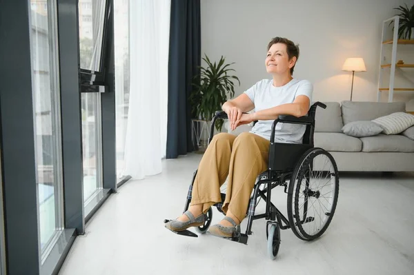 Średniej Wieku Kobieta Siedzi Wózku Inwalidzkim — Zdjęcie stockowe