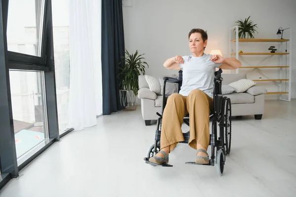 Žena Invalidním Vozíku Pracuje Obývacím Pokoji — Stock fotografie