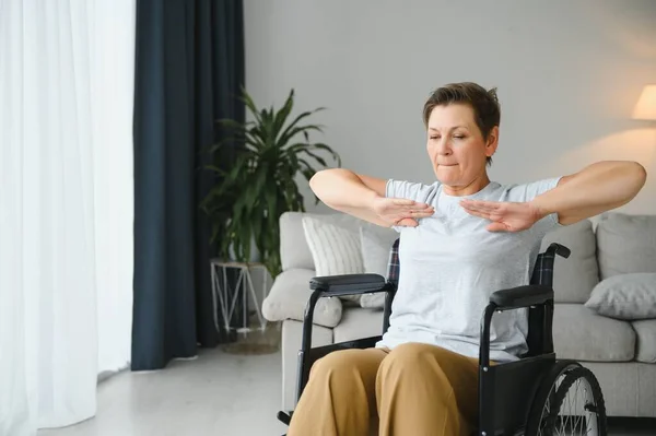 Senior Mulher Uma Cadeira Rodas — Fotografia de Stock