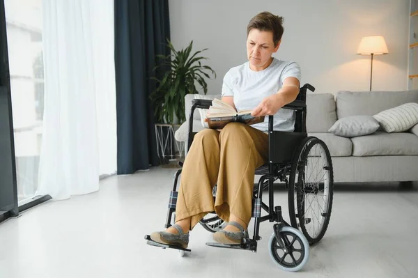 Starszy Kobieta Wózku Inwalidzkim — Zdjęcie stockowe