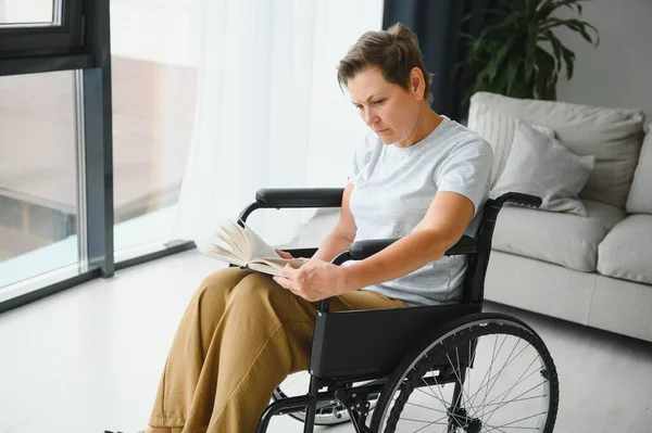 Senior Mulher Uma Cadeira Rodas — Fotografia de Stock