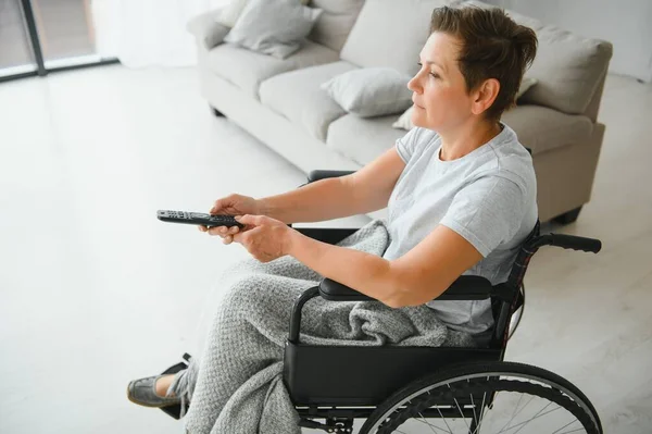 Starší Žena Invalidní Vozík — Stock fotografie