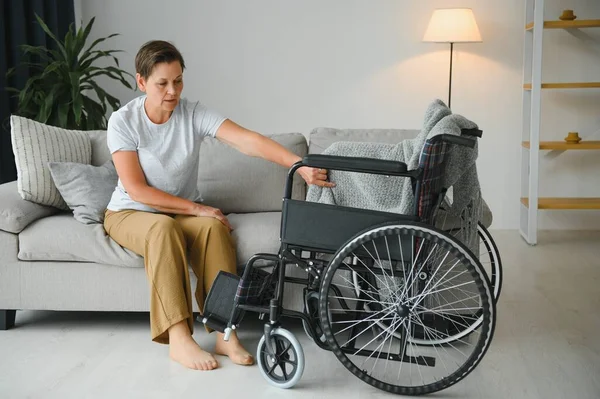 Senior Woman Trying Sit Wheelchair Gauč — Stock fotografie