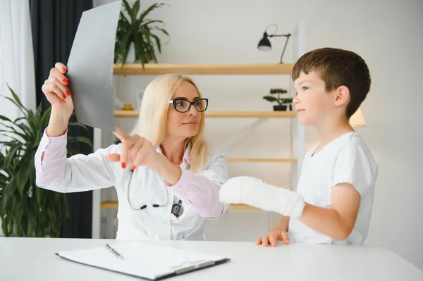 Bayan Kıdemli Çocuk Doktoru Küçük Bir Çocuğa Bilek Röntgeni Gösteriyor — Stok fotoğraf