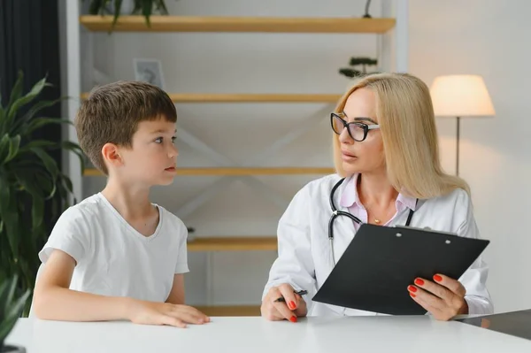 Gezondheidszorg Voor Kinderen Kleine Jongen Gesprek Met Arts Tijdens Bezoek — Stockfoto