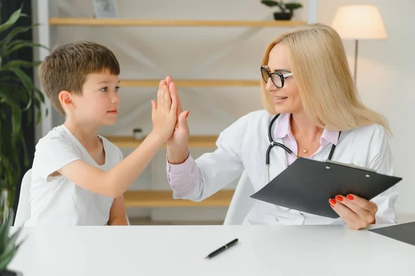 Mujer Sonriente Médico Enfermera Dar Choca Los Cinco Paciente Niño — Foto de Stock