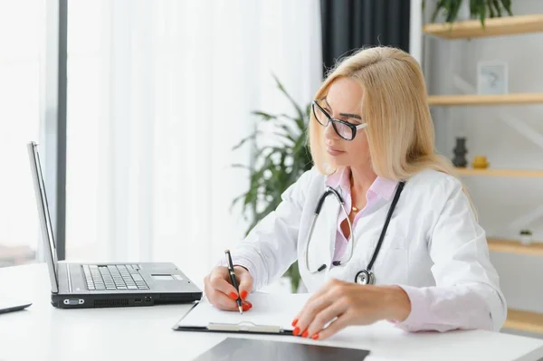 Médico Femenino Mediana Edad Que Escribe Prescripción — Foto de Stock
