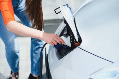 Kadın kiralık elektrikli araba kullanıyor..
