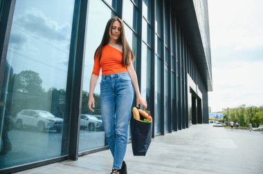 Onun portresi oldukça çekici, neşeli, neşeli bir bayan. Yanında taze ekmek taşıyor. Ekmek ekmeği tüketiciliği.