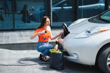 Kadın kiralık elektrikli araba kullanıyor..