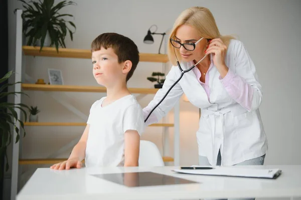 Kinderarts Die Luistert Naar Ademhaling Longen Hartslag Met Stethoscoop Portret — Stockfoto