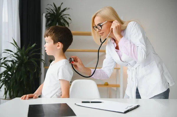 Kvinnlig Läkare Undersöker Pojke Med Stetoskop — Stockfoto