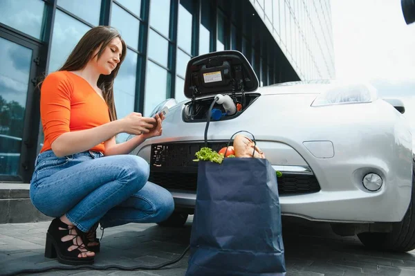 Kadın kiralık elektrikli araba kullanıyor..