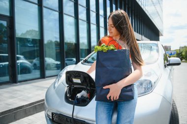 Kadın kiralık elektrikli araba kullanıyor..