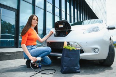 Kadın kiralık elektrikli araba kullanıyor..