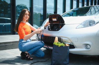 Kadın kiralık elektrikli araba kullanıyor..