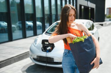 Kadın kiralık elektrikli araba kullanıyor..