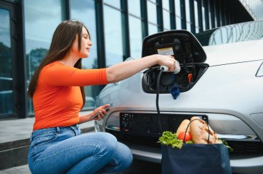 Kadın kiralık elektrikli araba kullanıyor..