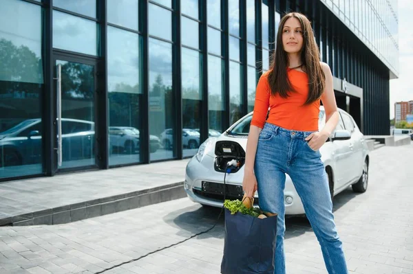 Mujer Cargando Electro Coche Gasolinera Eléctrica — Foto de Stock