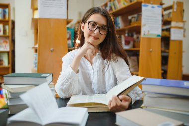 bir kitaplıktaki güzel kız.