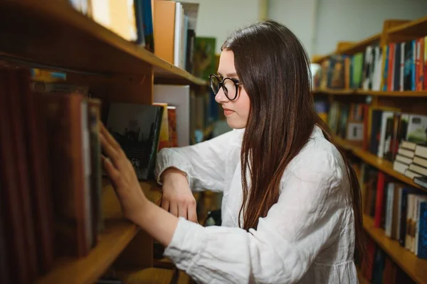 Vacker Flicka Ett Bibliotek — Stockfoto