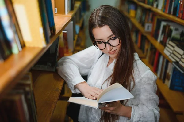 Vacker Flicka Ett Bibliotek — Stockfoto