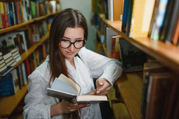 Retrato Una Estudiante Que Estudia Biblioteca —  Fotos de Stock