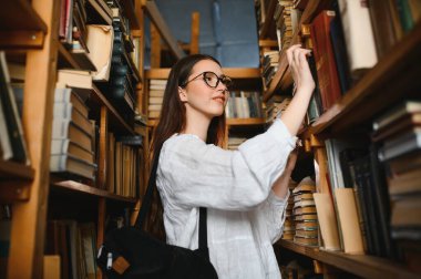 Kütüphanesi'nde okuyan bir öğrenci kız portresi.