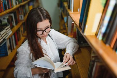 Kütüphanesi'nde okuyan bir öğrenci kız portresi.