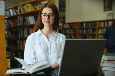 Kütüphanesi'nde okuyan bir öğrenci kız portresi.