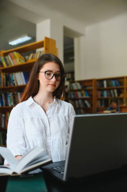 Kütüphanesi'nde okuyan bir öğrenci kız portresi.