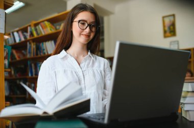 Kütüphanesi'nde okuyan bir öğrenci kız portresi.