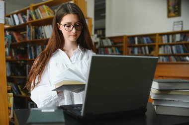 Kütüphanesi'nde okuyan bir öğrenci kız portresi.