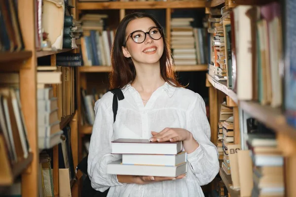 Retrato Uma Estudante Estudando Biblioteca — Fotografia de Stock