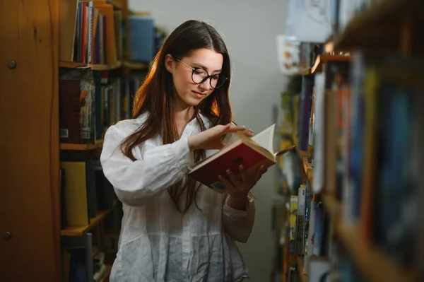 Kütüphanesi Nde Okuyan Bir Öğrenci Kız Portresi — Stok fotoğraf